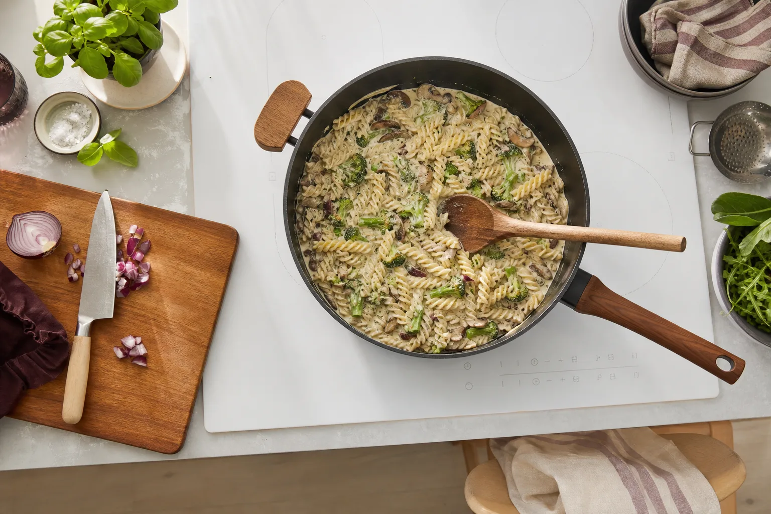 Djup stekpanna med krämig pastasås