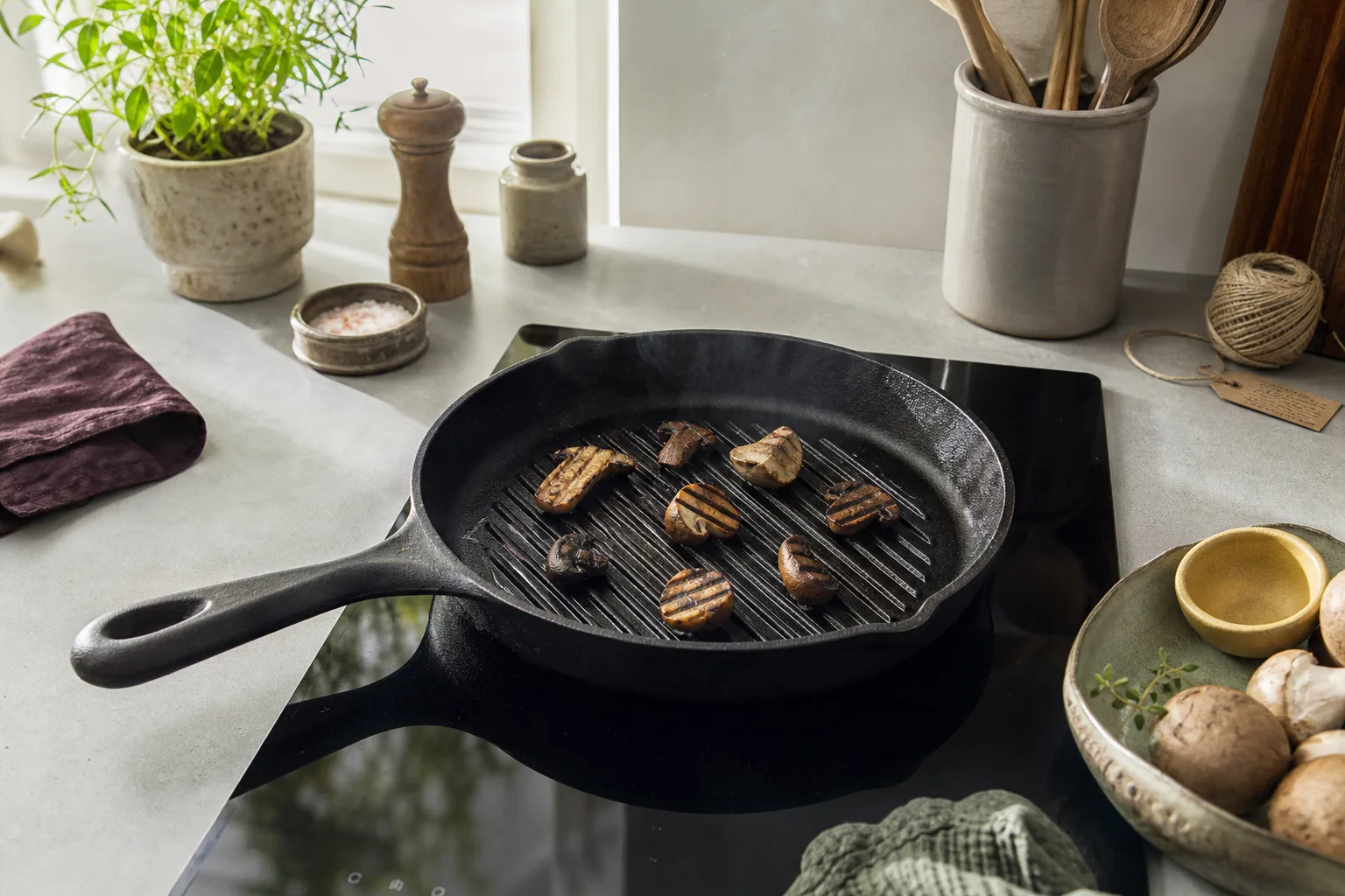 Gjutjärnsgrillpanna med mörka räfflor