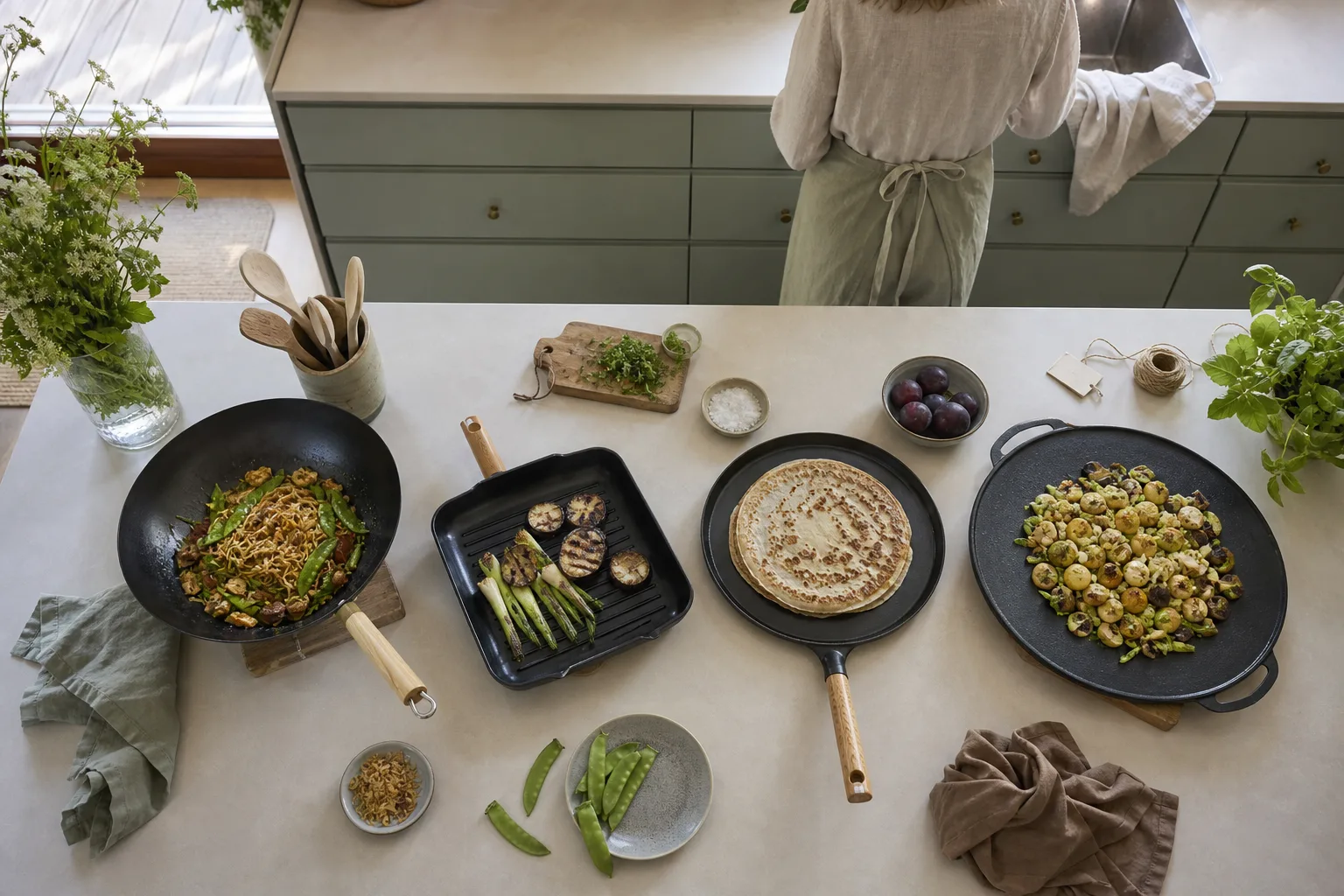 Wok, grillpanna och pannkakspanna på köksö